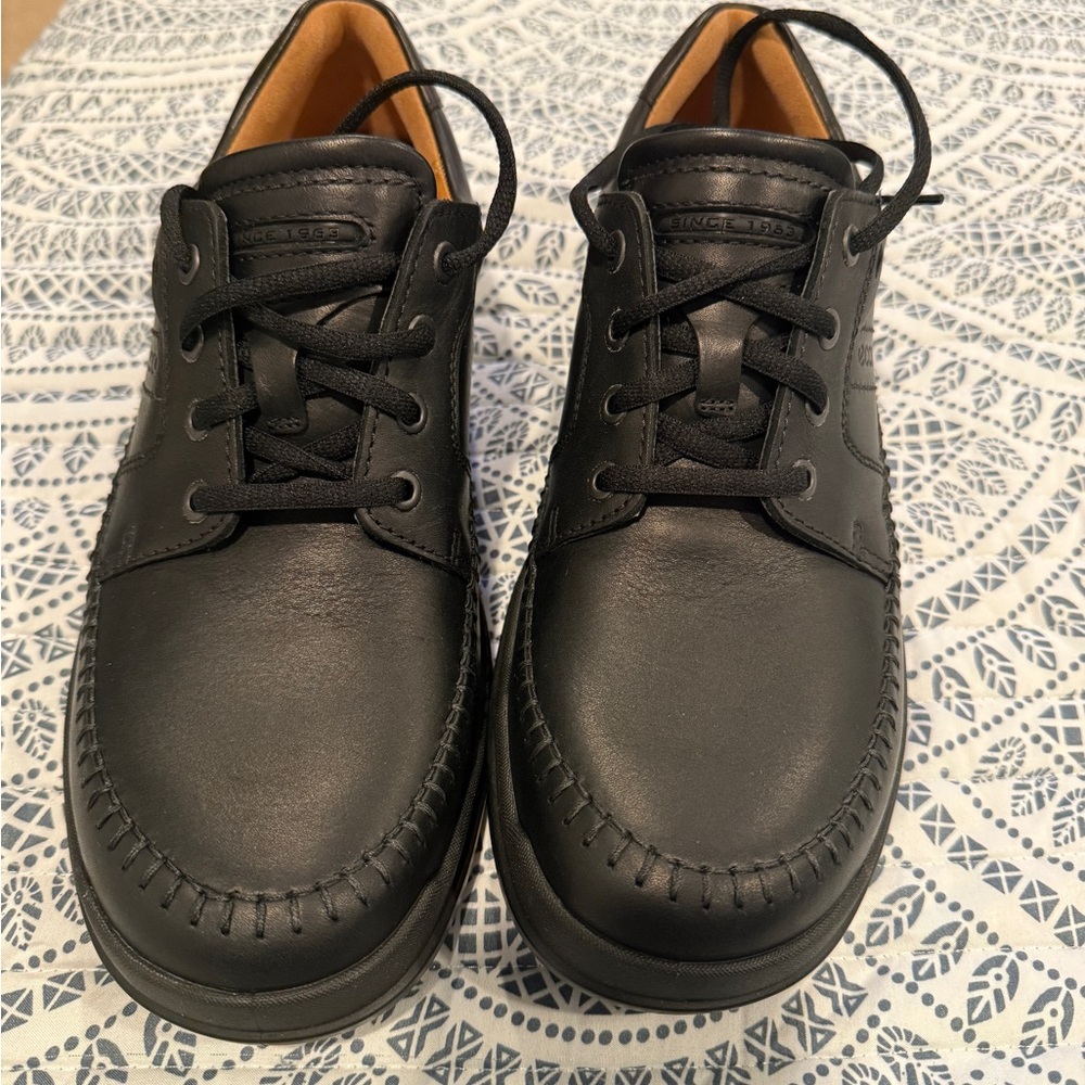 Ecco Black Leather Oxfords with Moc-Toe Design